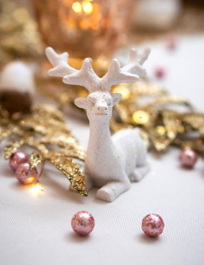 Vue de face du renne en résine de Noël pour décoration