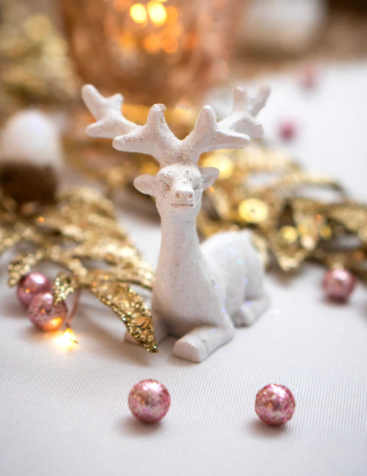 Vue de face du renne en résine de Noël pour décoration