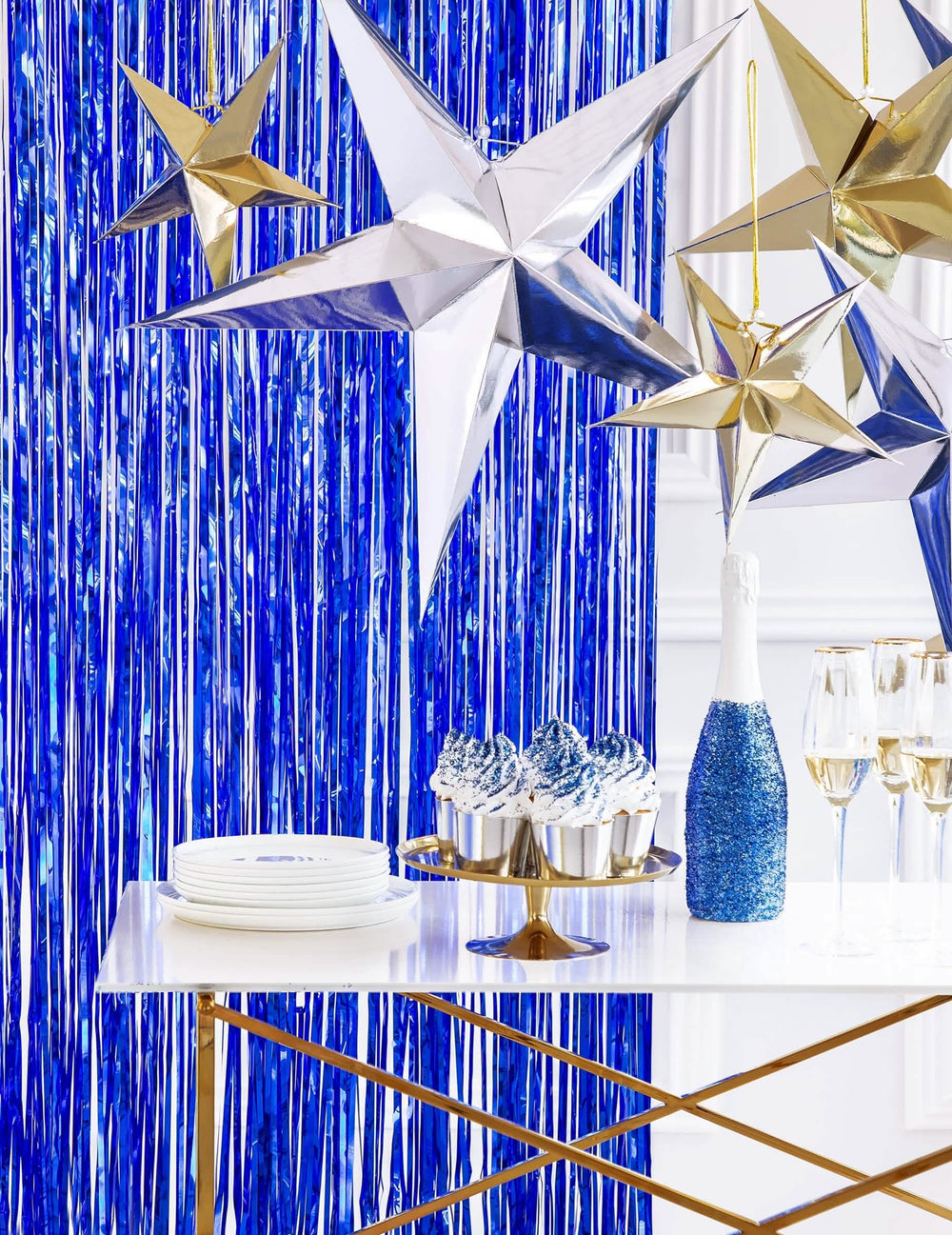 Cenário do cortinado de fios metalizados para festa azul noite
