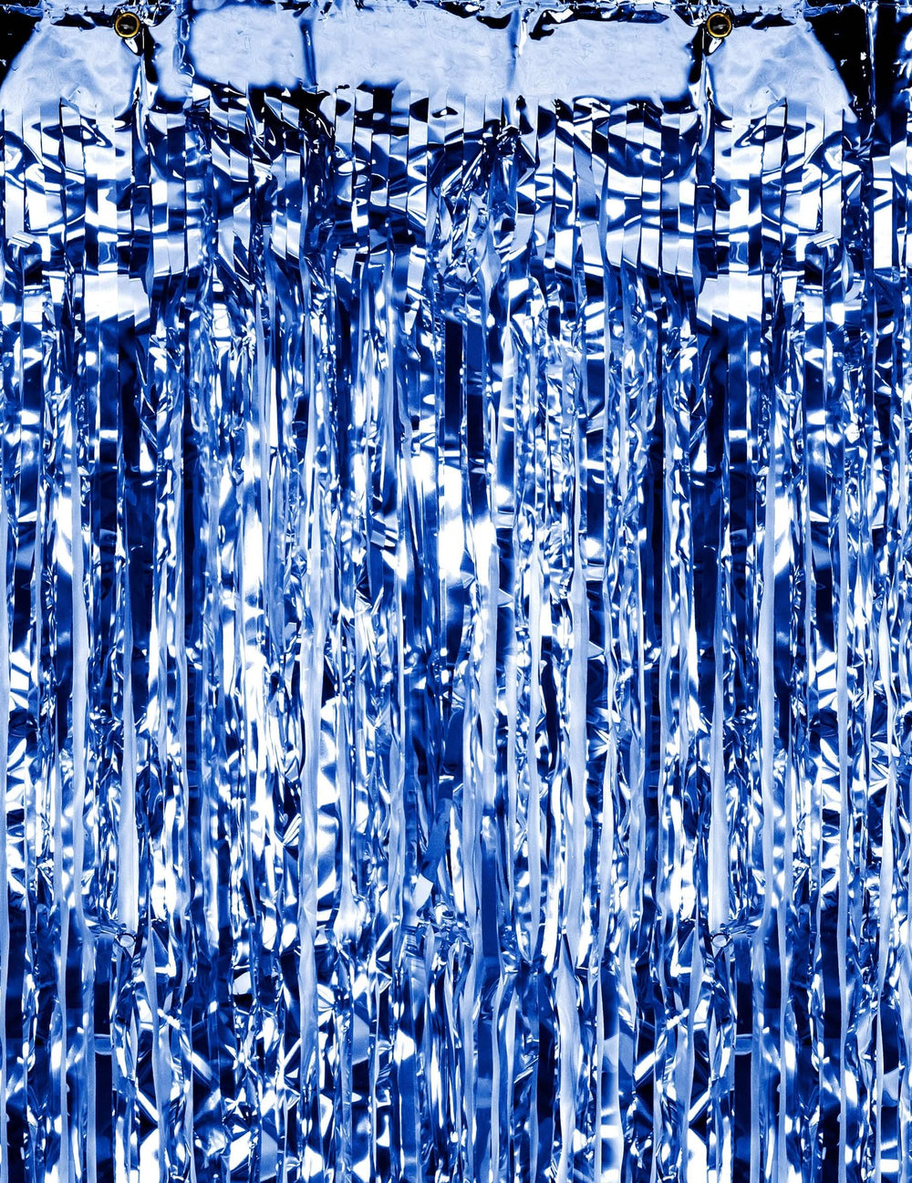 Detalhe das franjas cintilantes da cortina de fios metalizados para festa azul noite