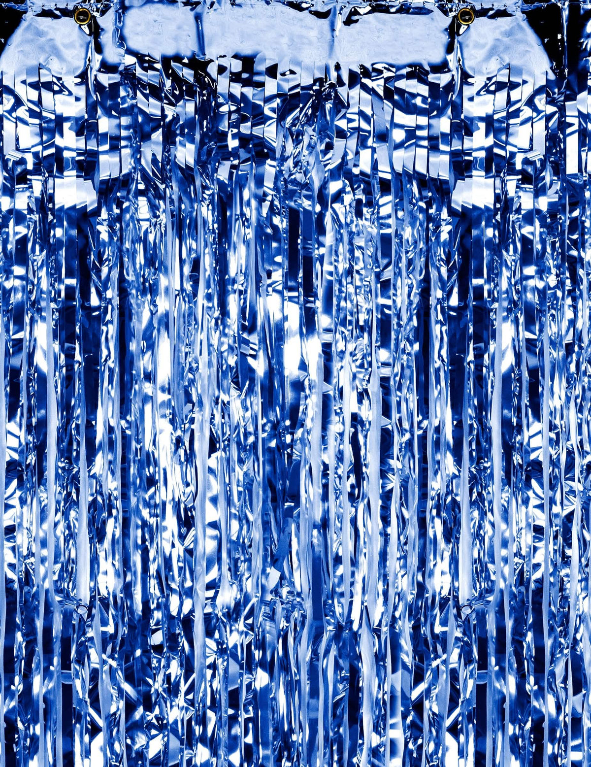Detalhe das franjas cintilantes da cortina de fios metalizados para festa azul noite