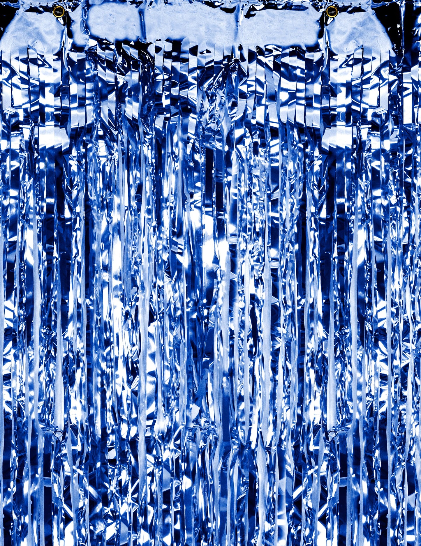 Détail des franges scintillantes du rideau de fils métallisé pour fête bleu nuit