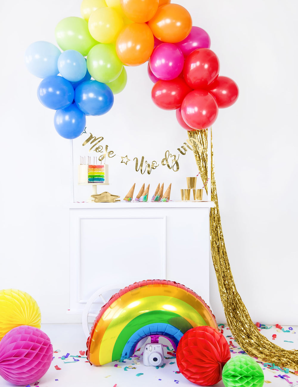 Mise en scène sur le thème arc-en-ciel du rideau scintillant pour décoration de fête or
