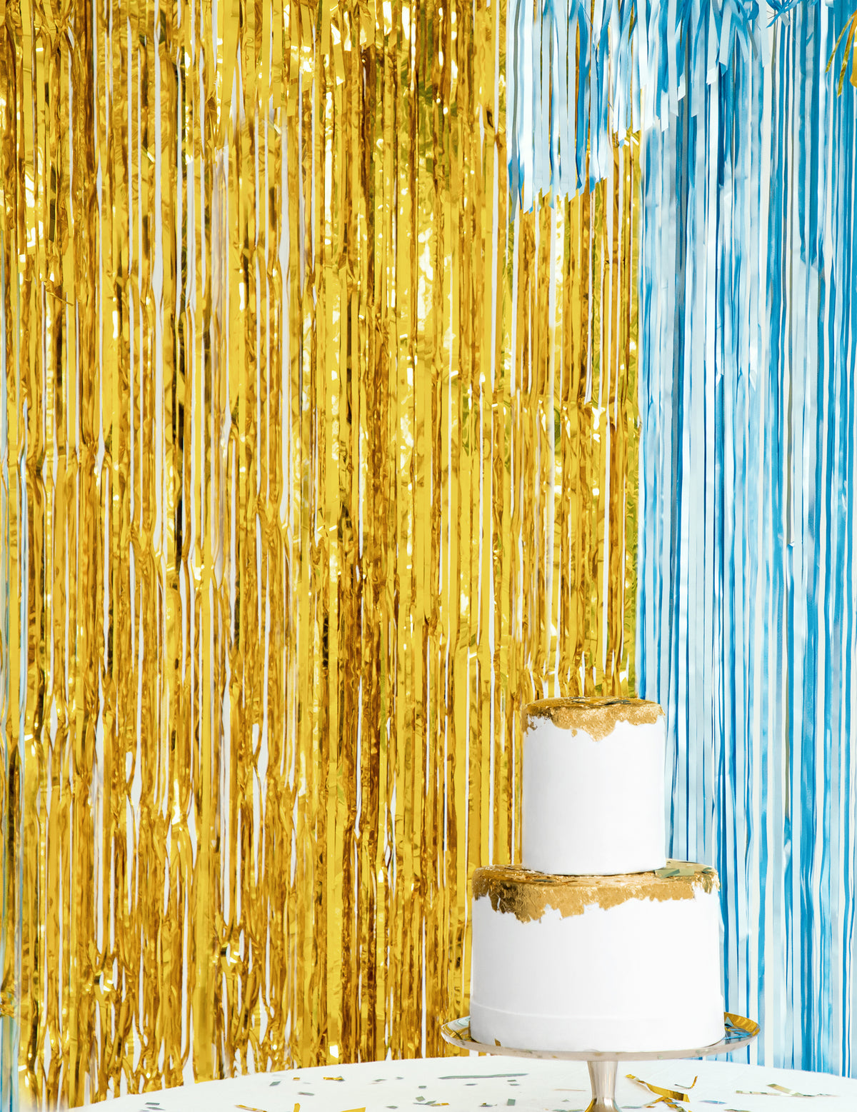 Mise en scène avec un gâteau du rideau scintillant pour décoration de fête or