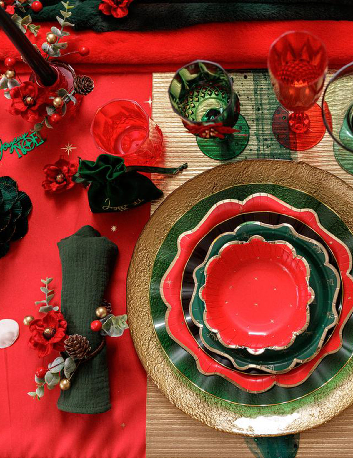 Porta-guardanapo Elegance veludo vermelho verde e dourado 13 cm