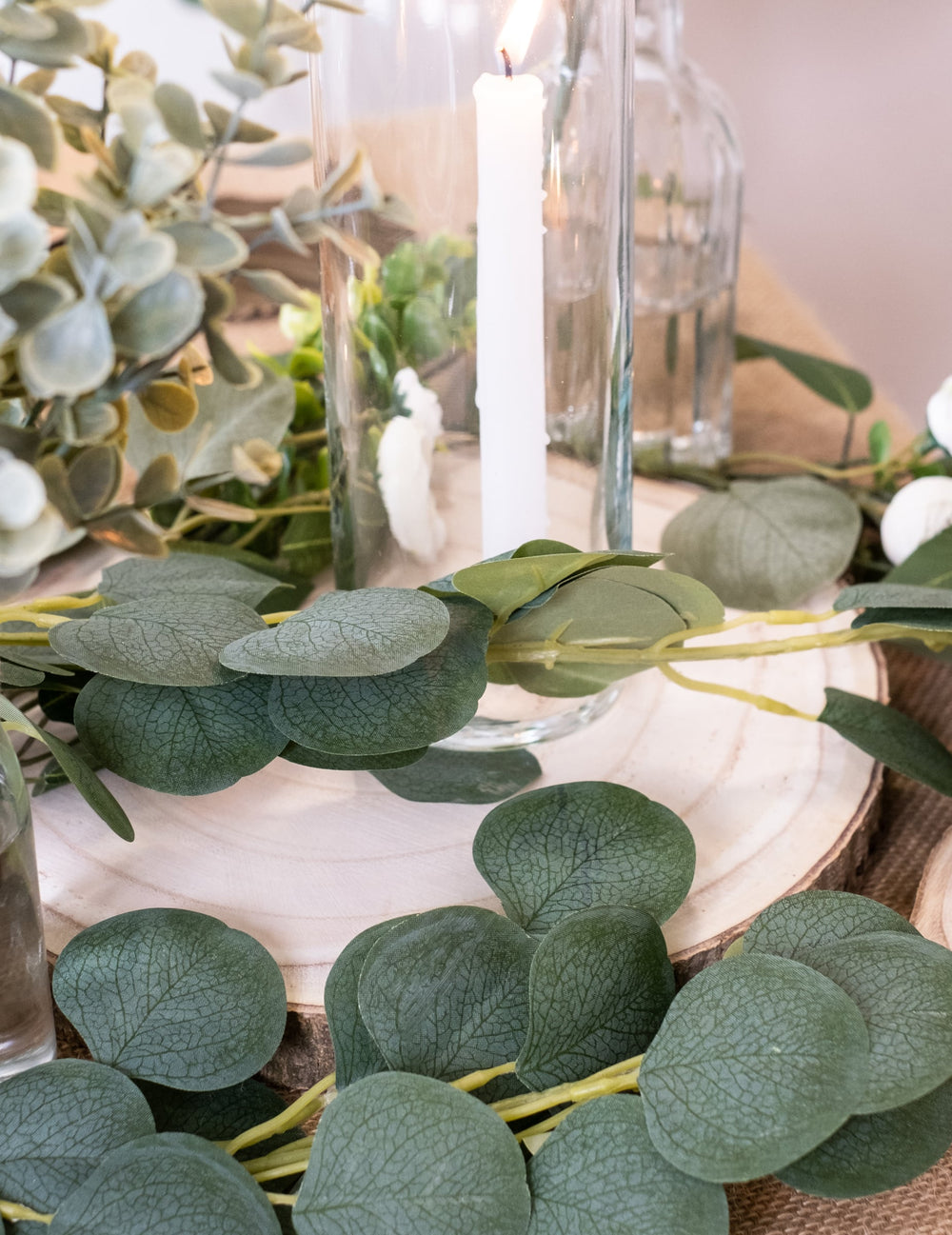 Mise en scène avec eucalyptus du rondin de bois naturel
