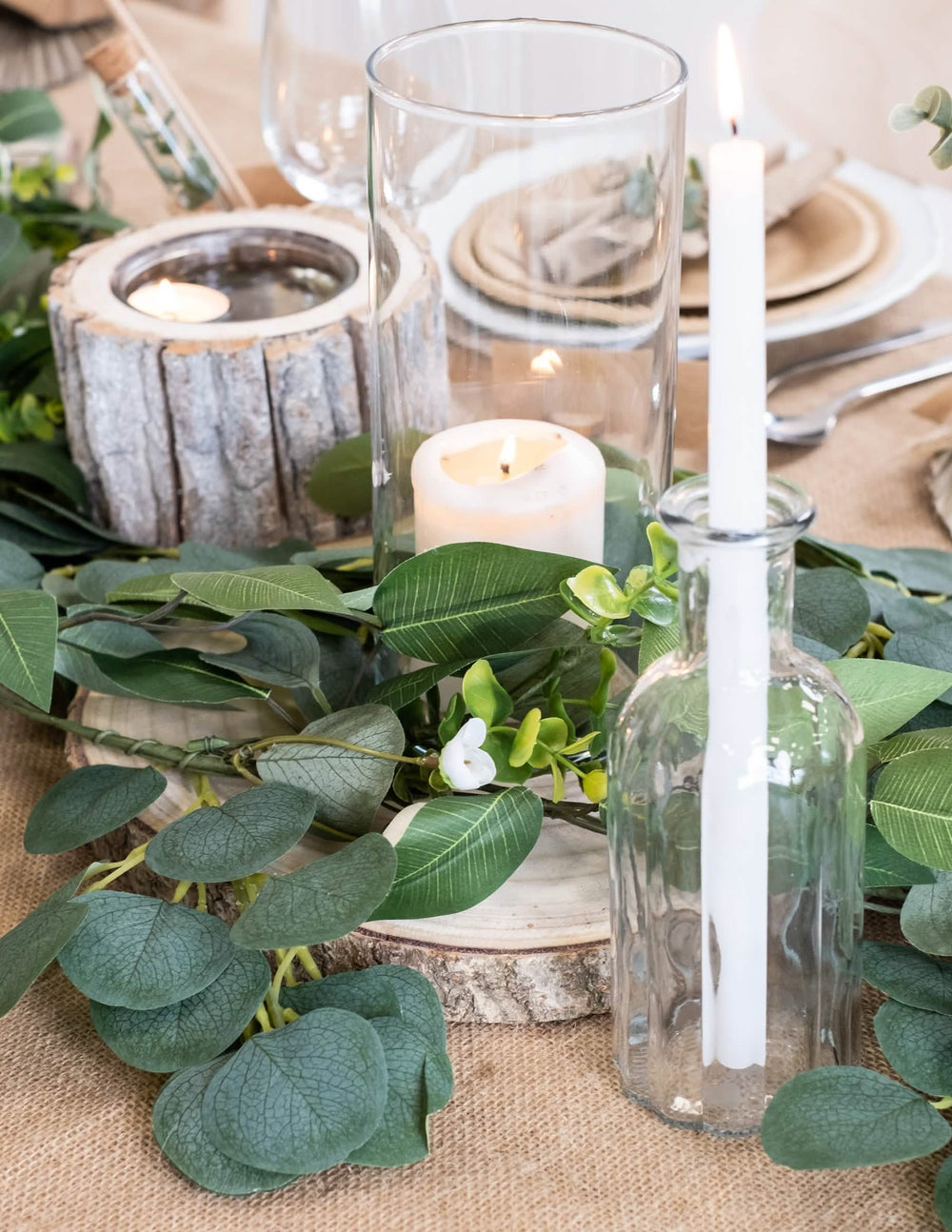 Encenação com velas do tronco de madeira natural para decoração