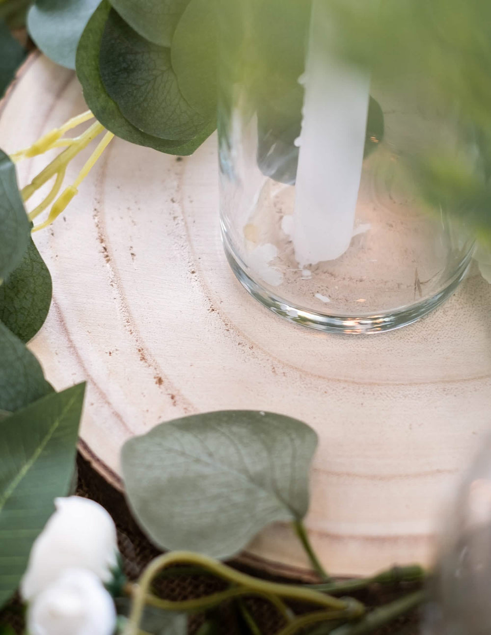 Detalhe da vela e da folhagem do tronco de madeira natural para decoração