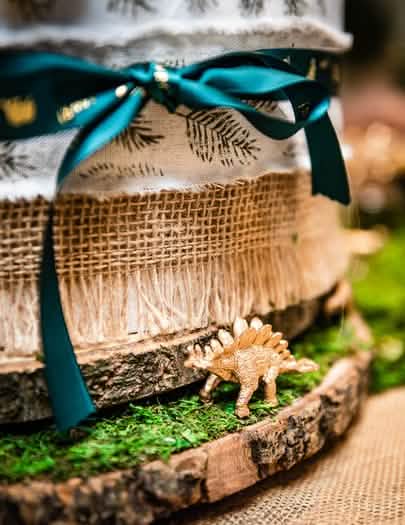 Detalhe da decoração com dinossauro dourado do tronco de madeira natural para decoração