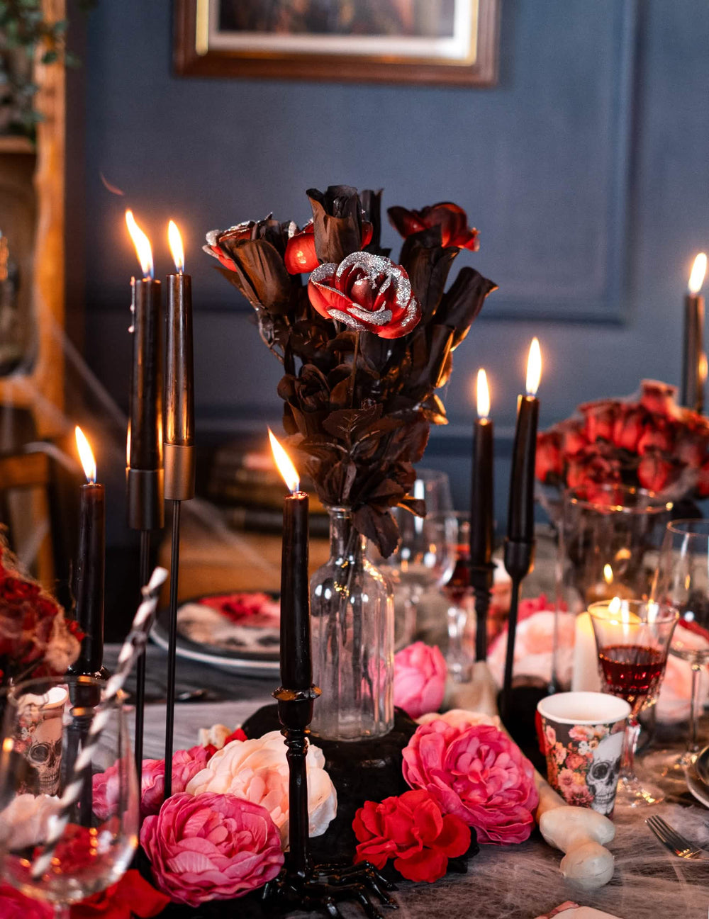 Encenação sobre uma mesa de festa de halloween cor de rosa vermelho e preta