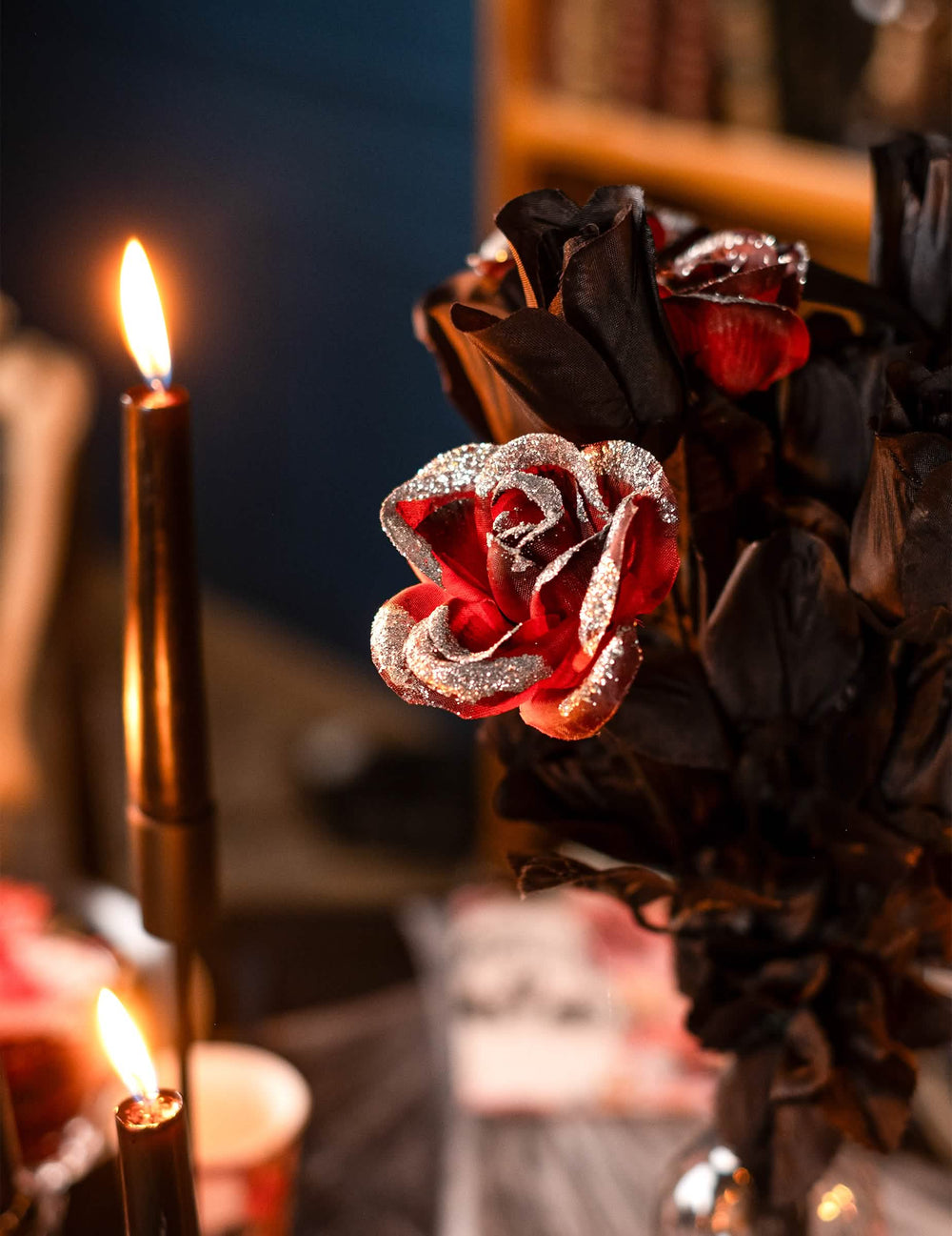 Ambiente à luz das velas da halloween cor de rosa vermelha e preta