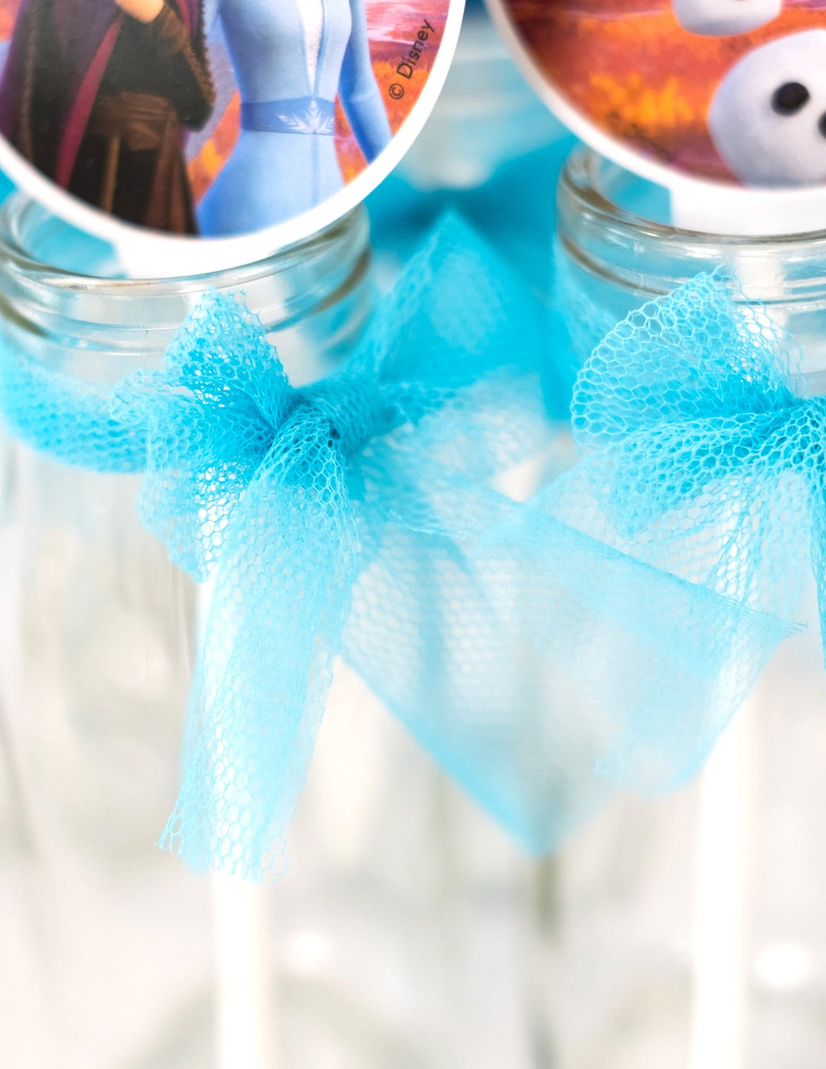 Détail de nœuds décoratifs du rouleau de tulle bleu turquoise 20 mètres et largeur 8 cm