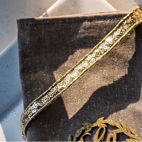 Grande plano sobre as lantejoulas da fita adesiva de lantejoulas para decoração dourado brilhante