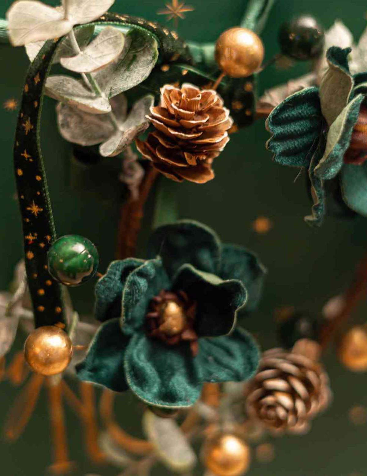 Fita com estrelas veludo verde escuro e dourado 1 cm x 3 m
