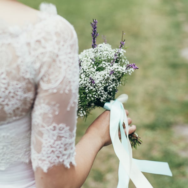 Mise en situation sur un bouquet du ruban satin pour mariage et fête