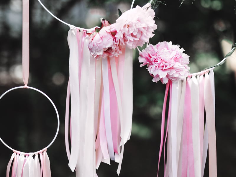 Mise en situation sur des cerceaux fleuris du ruban satin pour mariage et fête