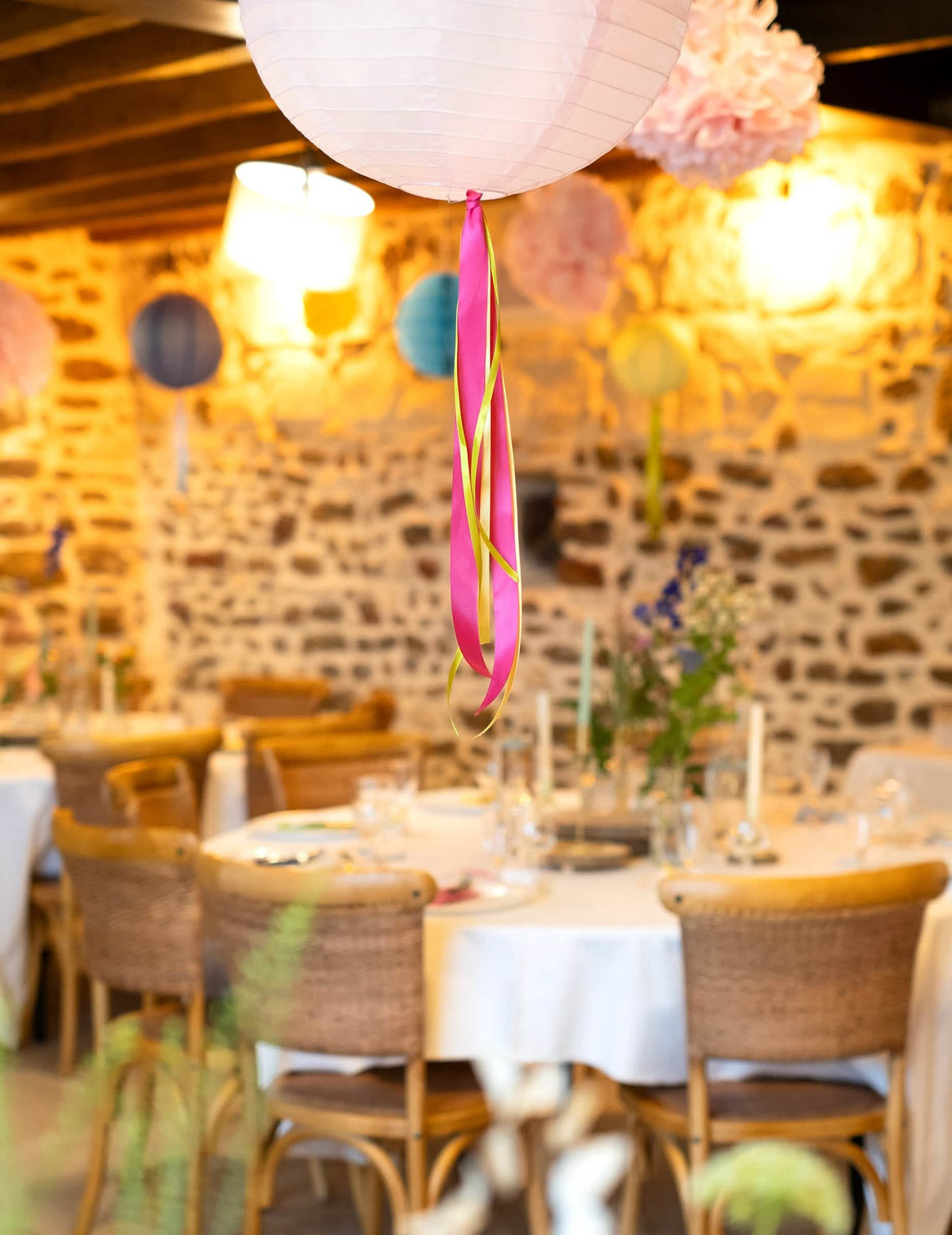 Imagem ambientada em decoração de festa com fita de cetim para decoração amarelo