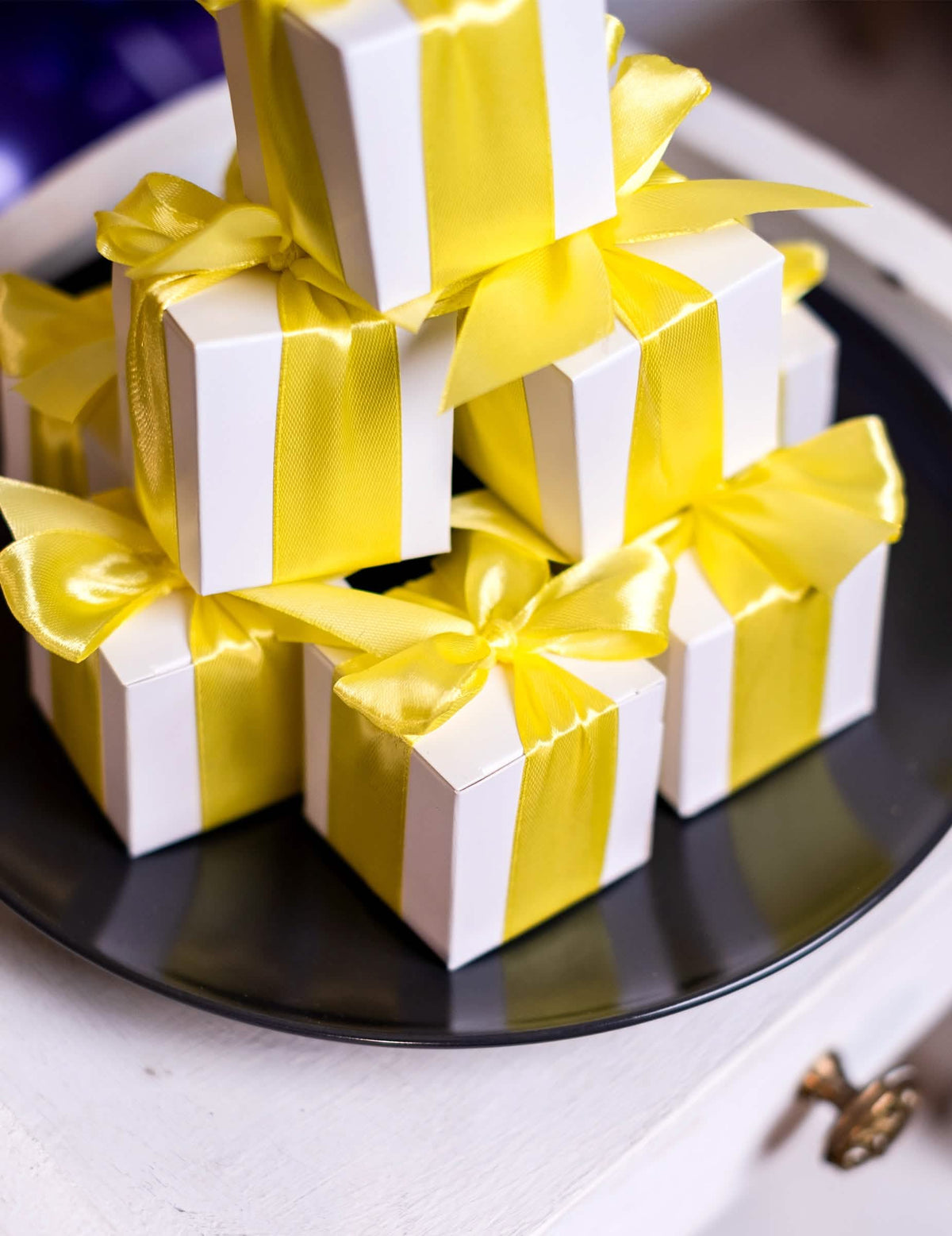 Grande plano sobre os laços da fita de cetim amarelo limão para decoração de festa