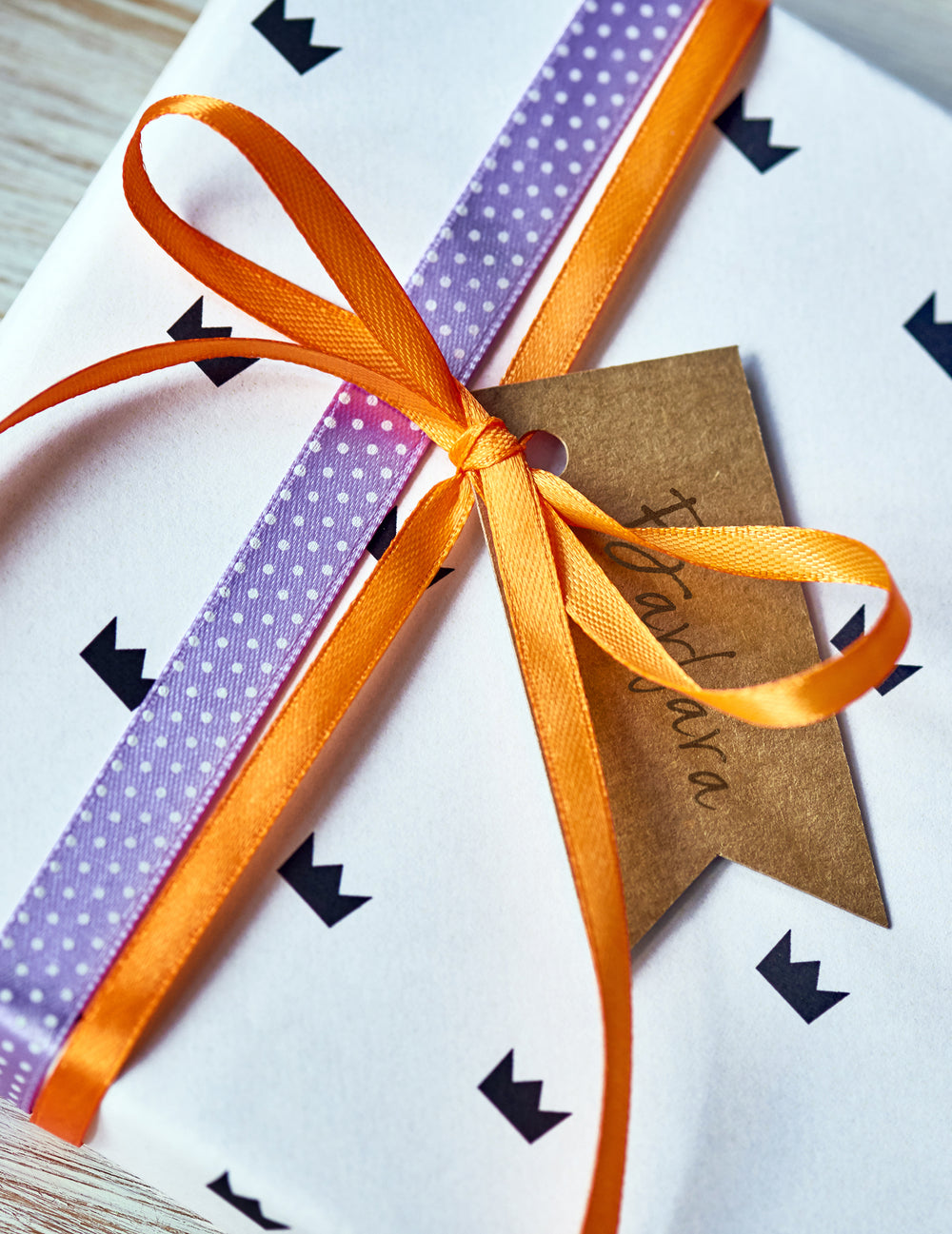 Gros plan sur le nœud du ruban satin décoratif orange fluo