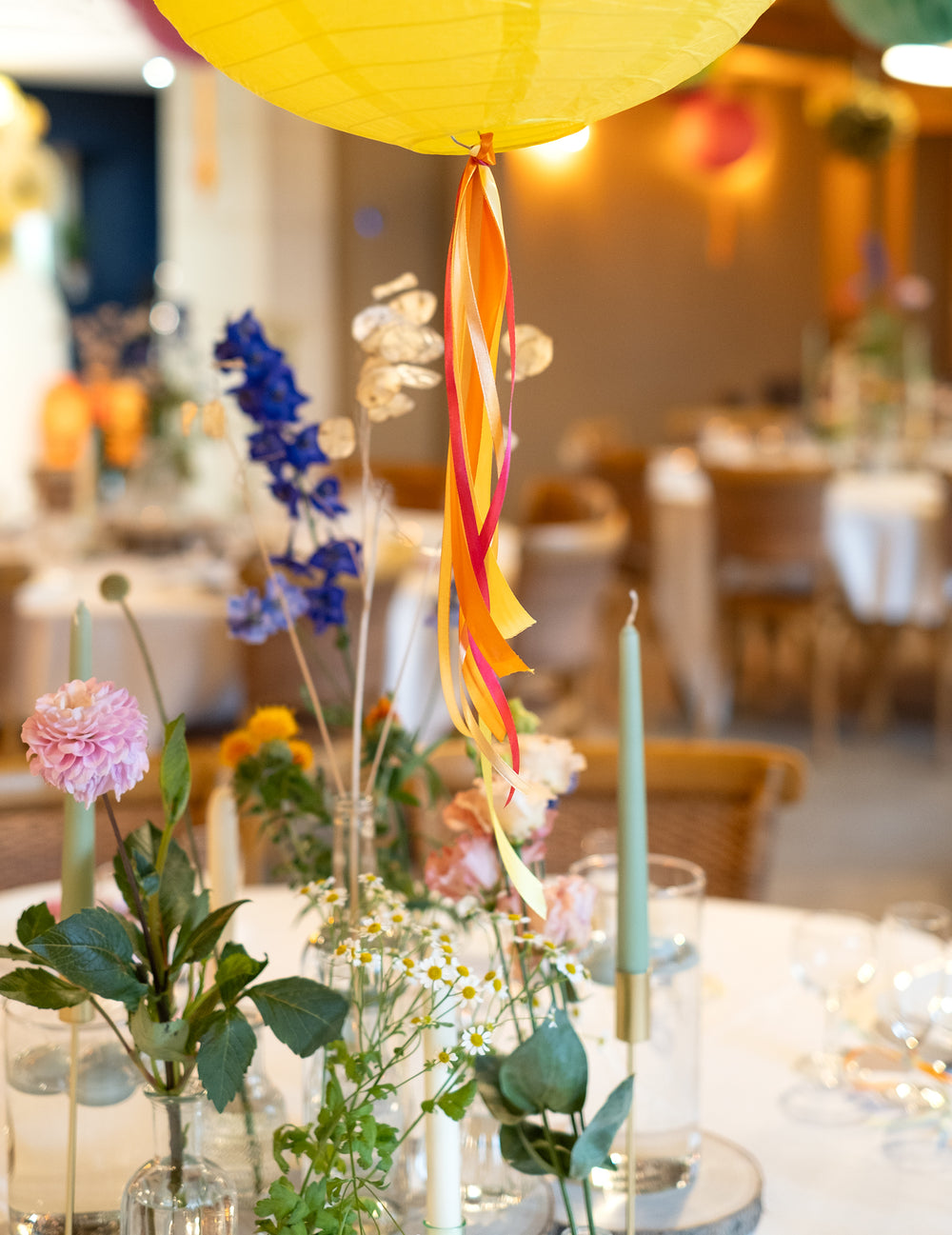 Mise en situation sur une lanterne du ruban satin de mariage pour décoration orange