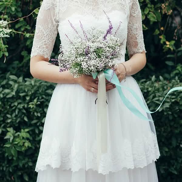Utilização num bouquet da fita de cetim para casamento