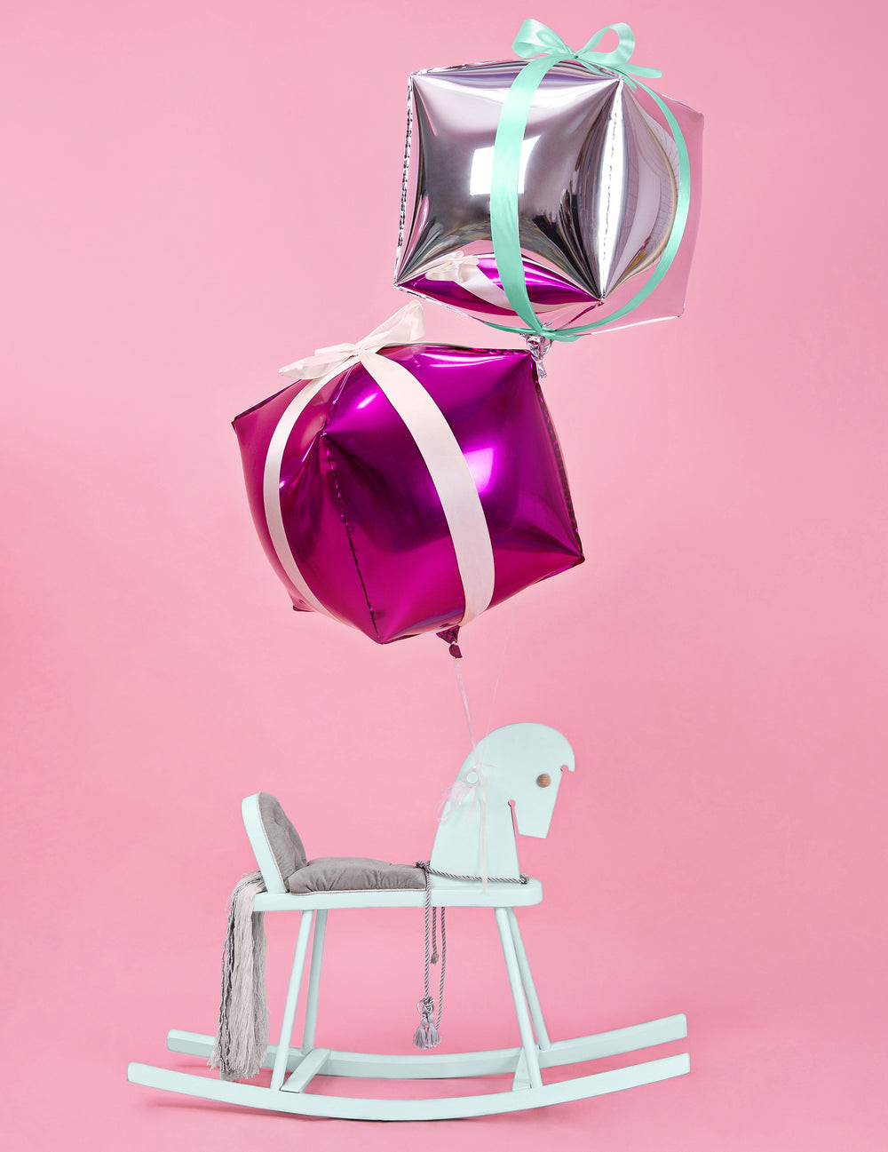 Nœud décoratif sur un ballon du ruban satin pour décoration