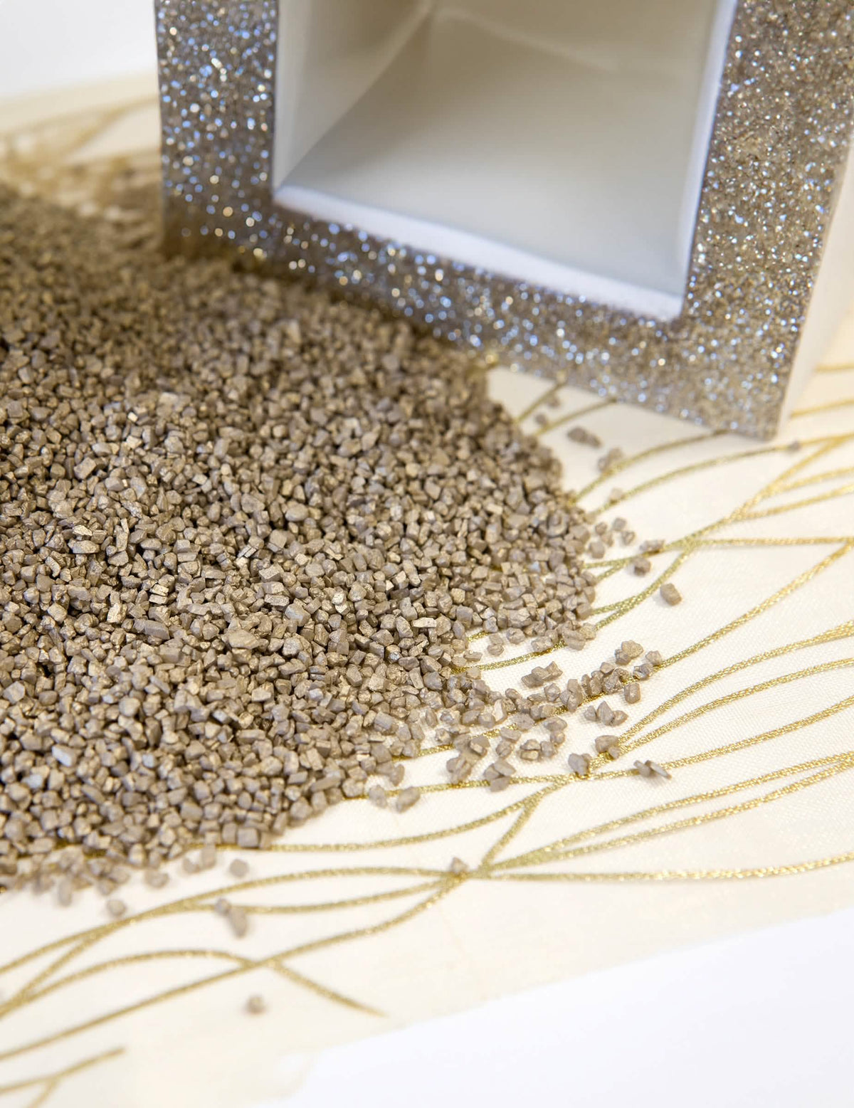 Grande plano da textura da areia metalizada para decoração de mesa