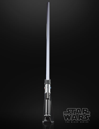 Vue d'ensemble du sabre éteint sur son socle du Sabre laser Collector luxe Dark Vador Star Wars