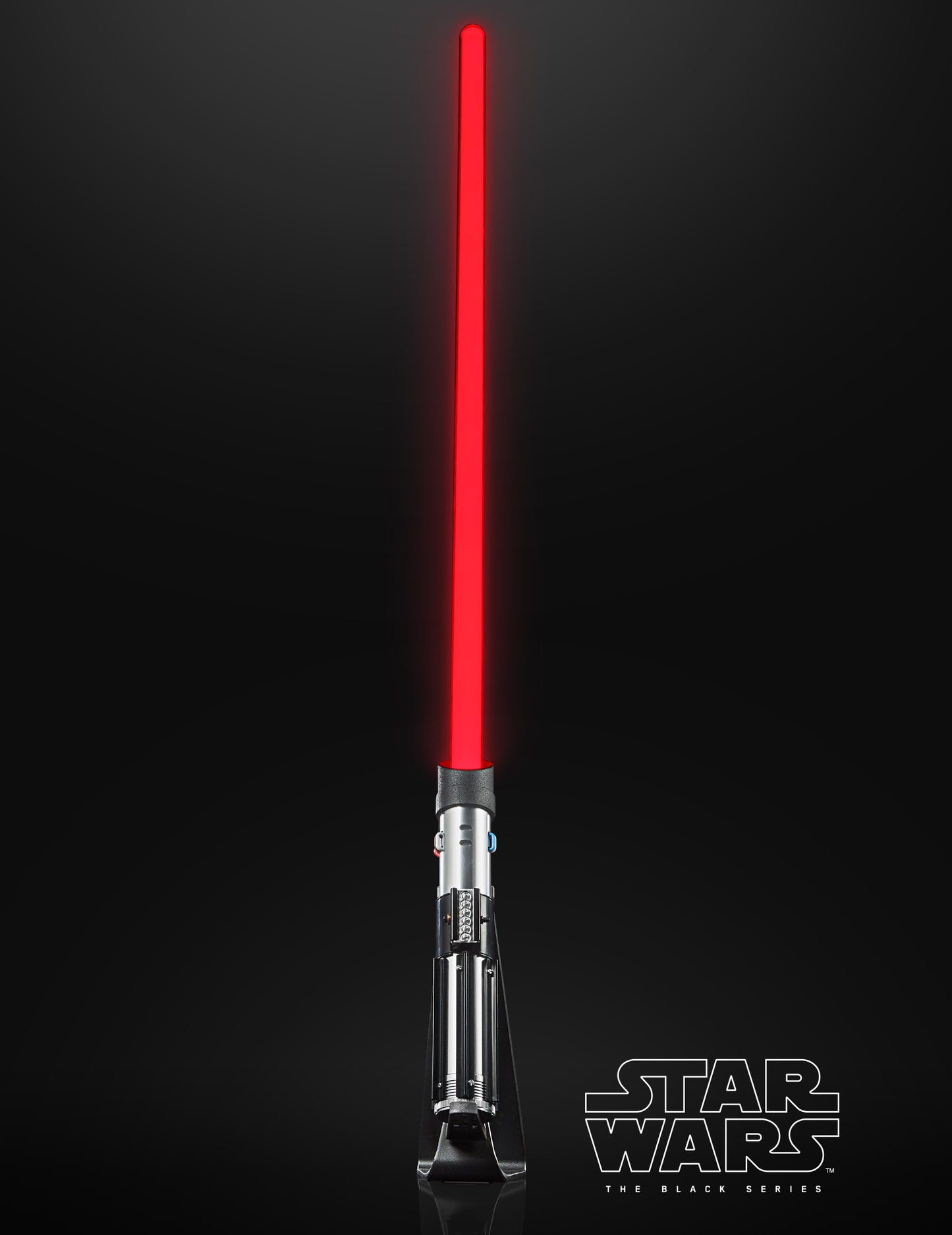 Vue d'ensemble du sabre allumé sur son socle du Sabre laser Collector luxe Dark Vador Star Wars