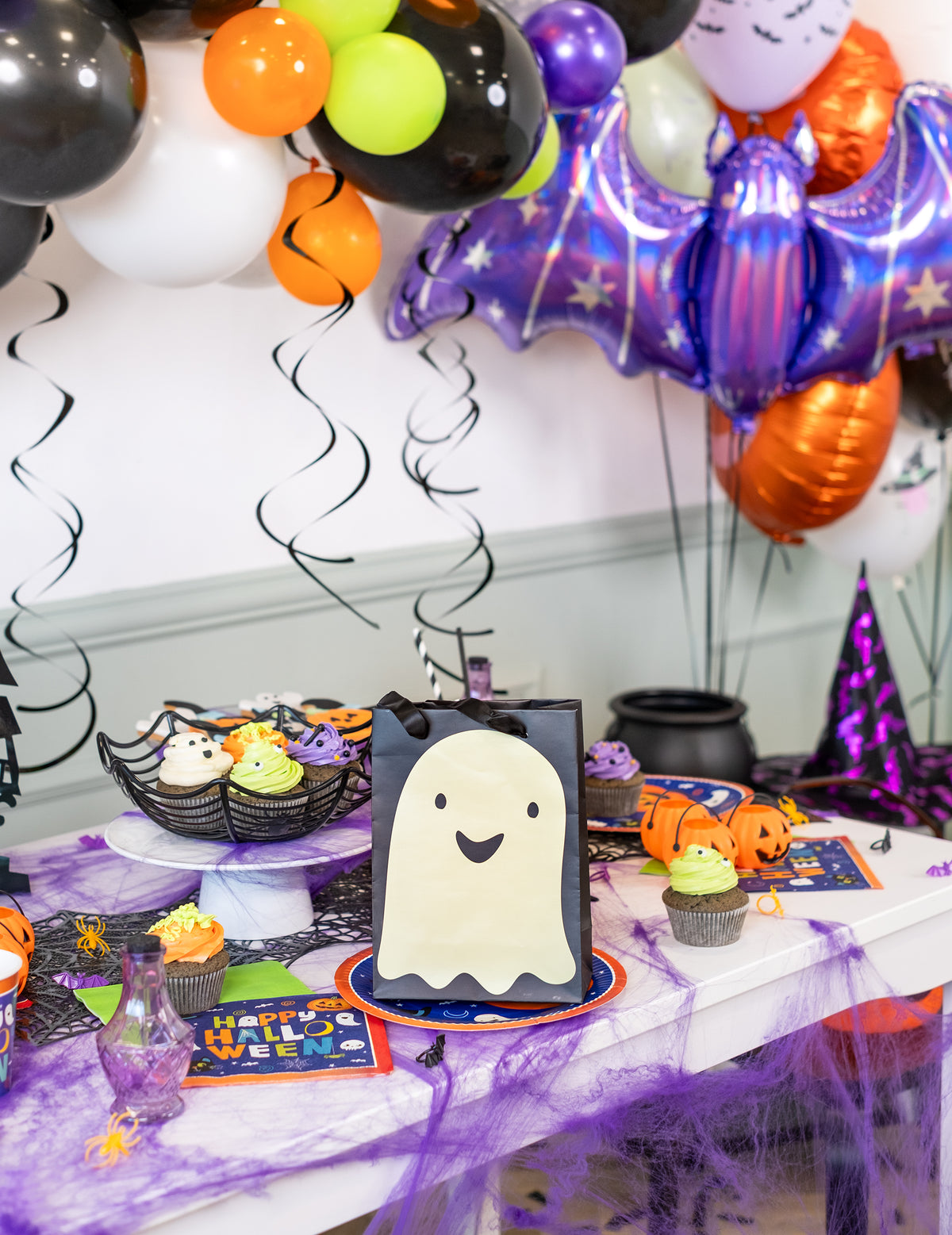 Mise en situation sur une table de fête du sac à bonbons fantôme