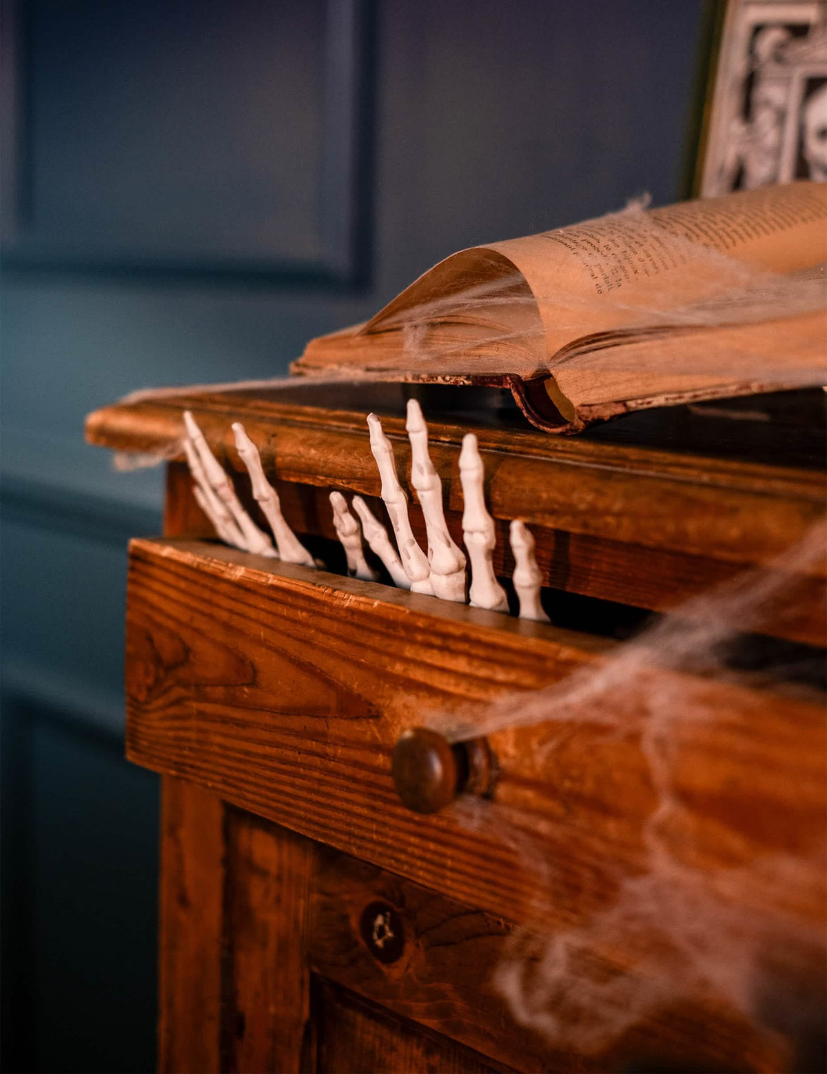 Detalhe das mãos esqueléticas a sair de uma gaveta do Saco de ossos 12 peças halloween
