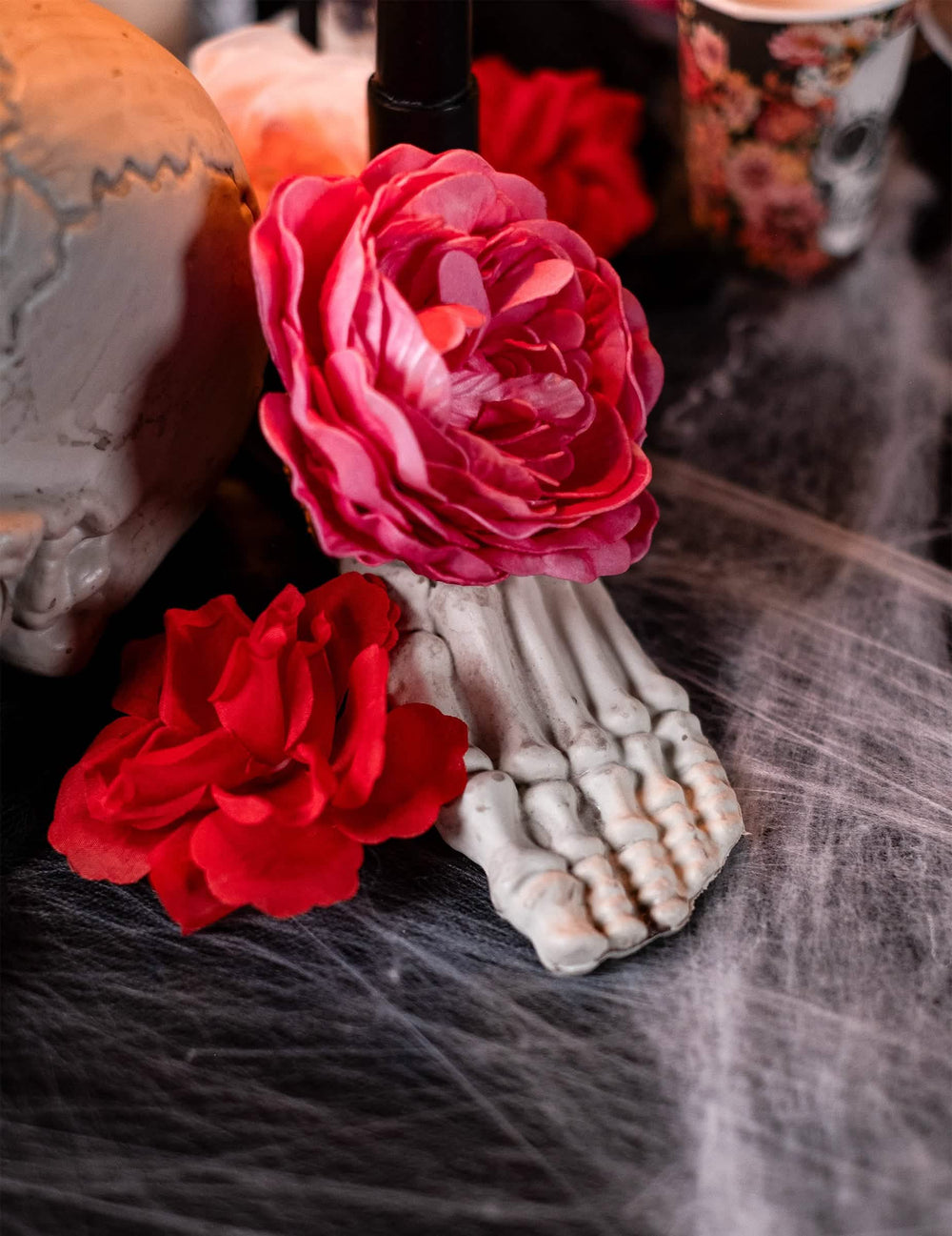 Detalhe de um pé esquelético decorado com flores do Saco de ossos 12 peças halloween