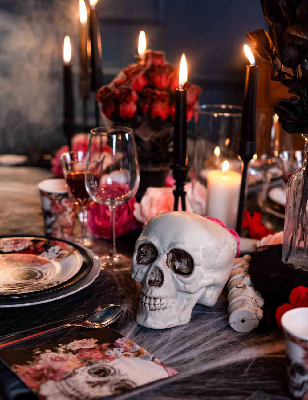 Detalhe da caveira e da coluna vertebral sobre uma mesa do Saco de ossos 12 peças halloween