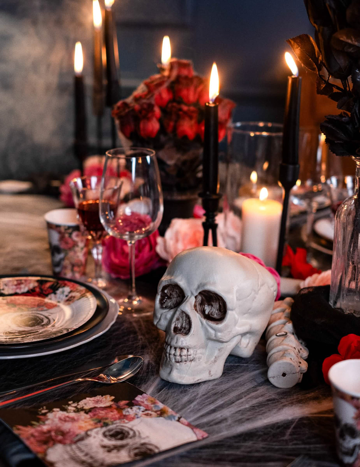 Detalhe da caveira e da coluna vertebral sobre uma mesa do Saco de ossos 12 peças halloween