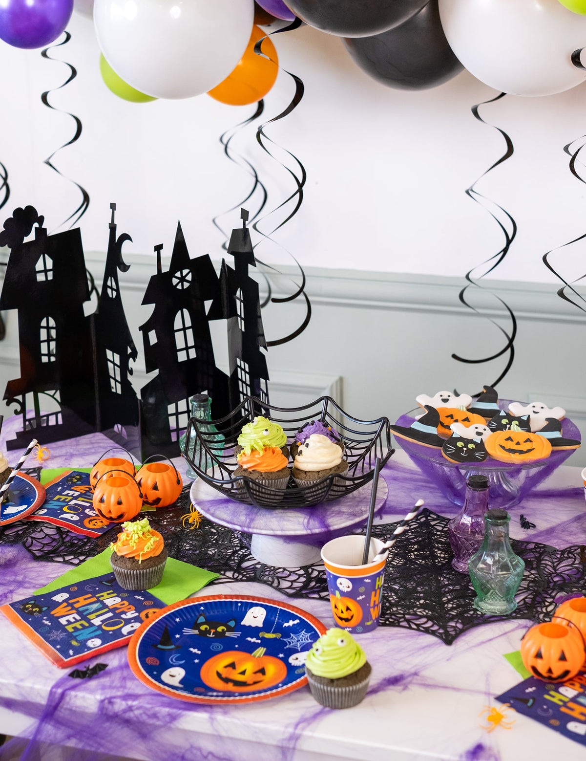 Mise en situation avec des pâtisseries du saladier toile d'araignée pour Halloween