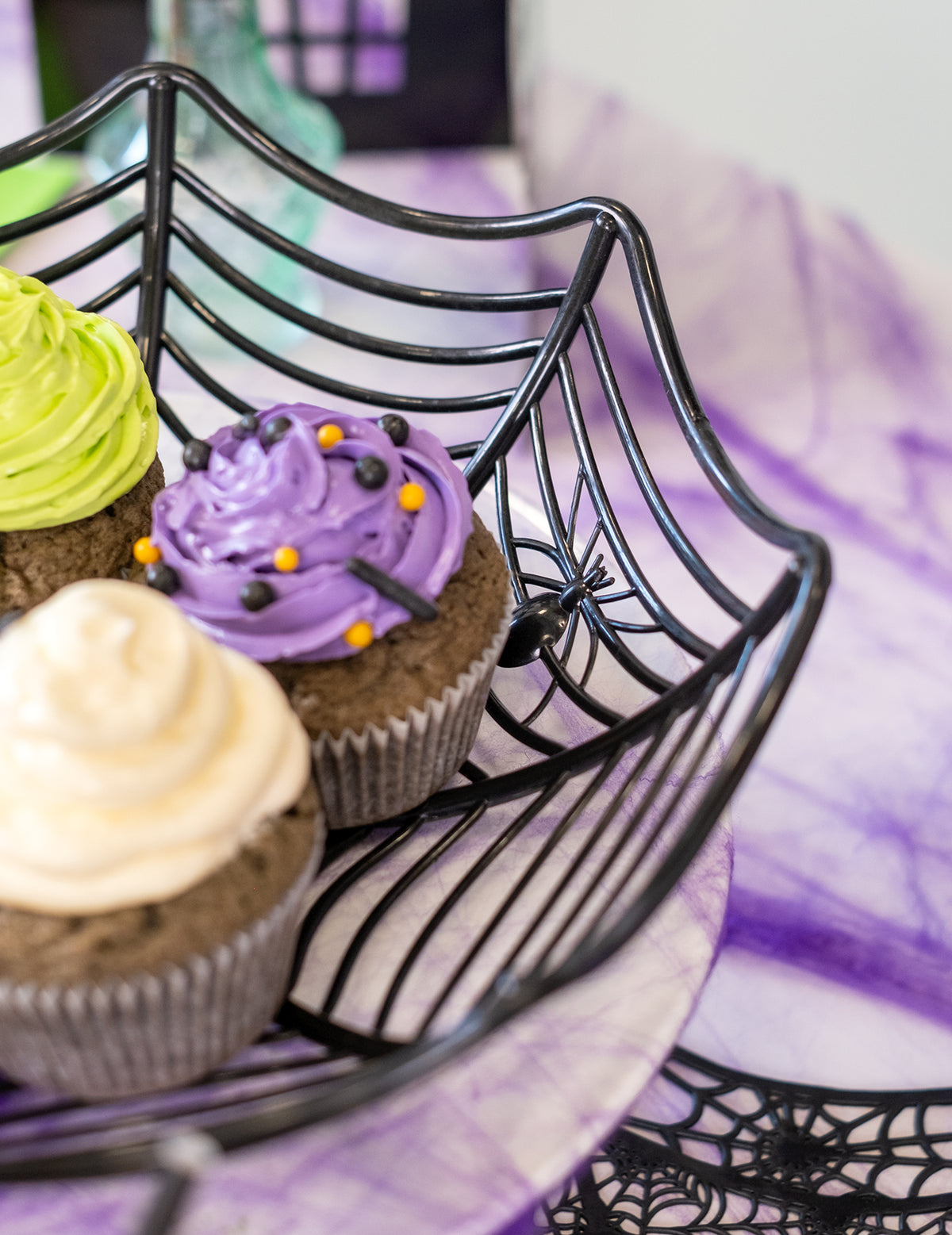 Gros plan sur les cupcakes du saladier toile d'araignée Halloween