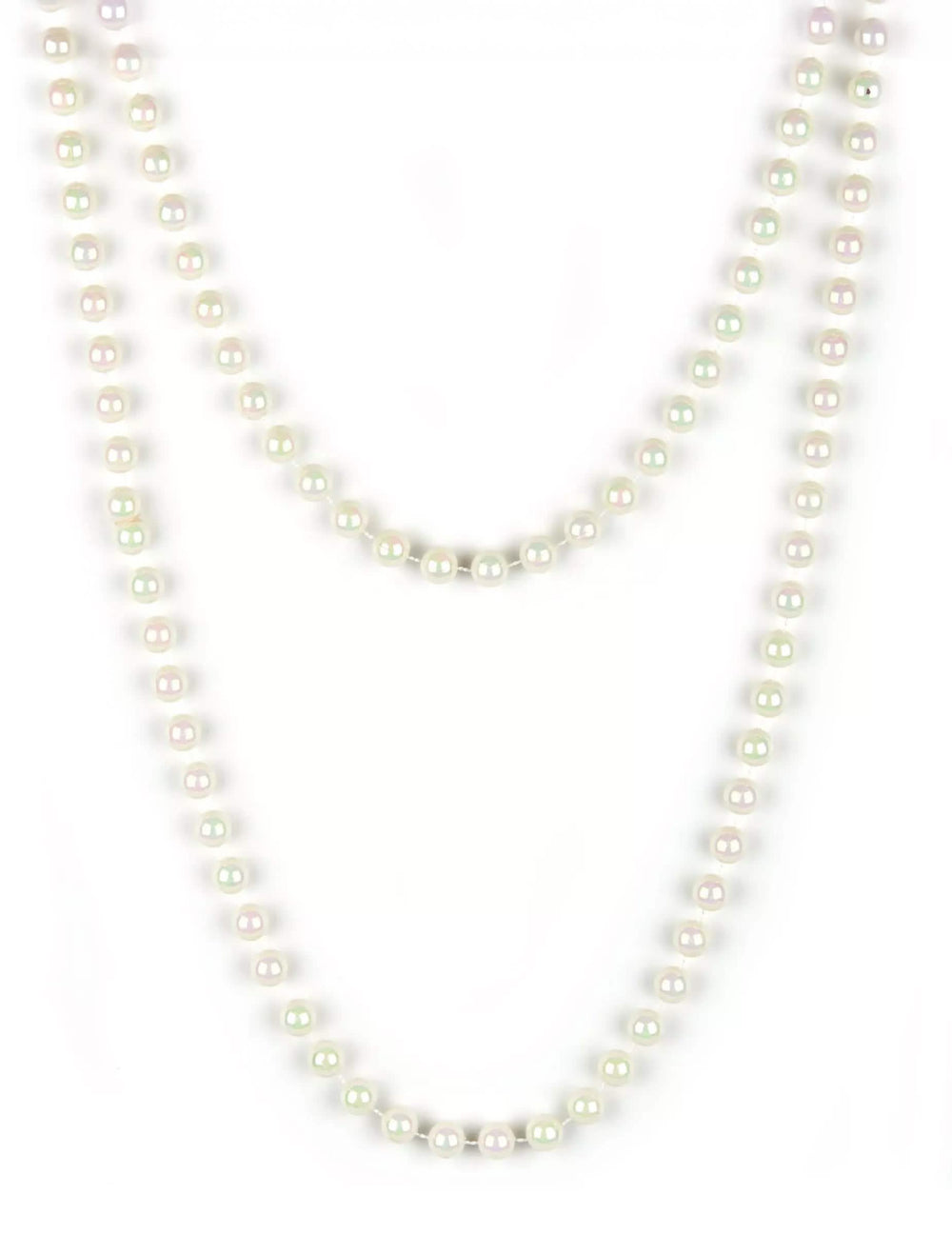 Gros plan sur les perles du sautoir de perles nacrées pour femme