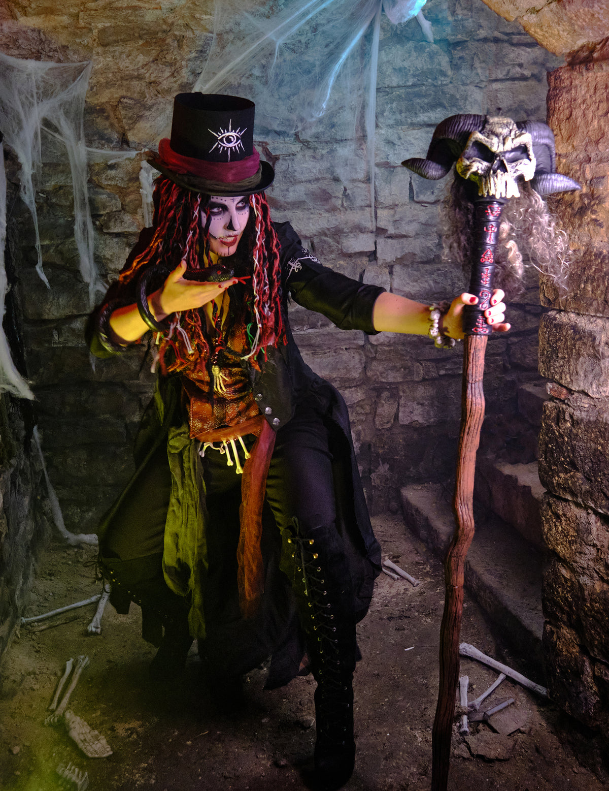 Mise en scène dans une crypte du sceptre de magicien sorcier avec crâne
