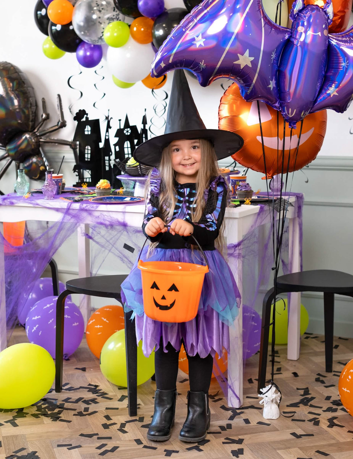 Encenação do balde abóbora para halloween segurado por uma criança mascarada