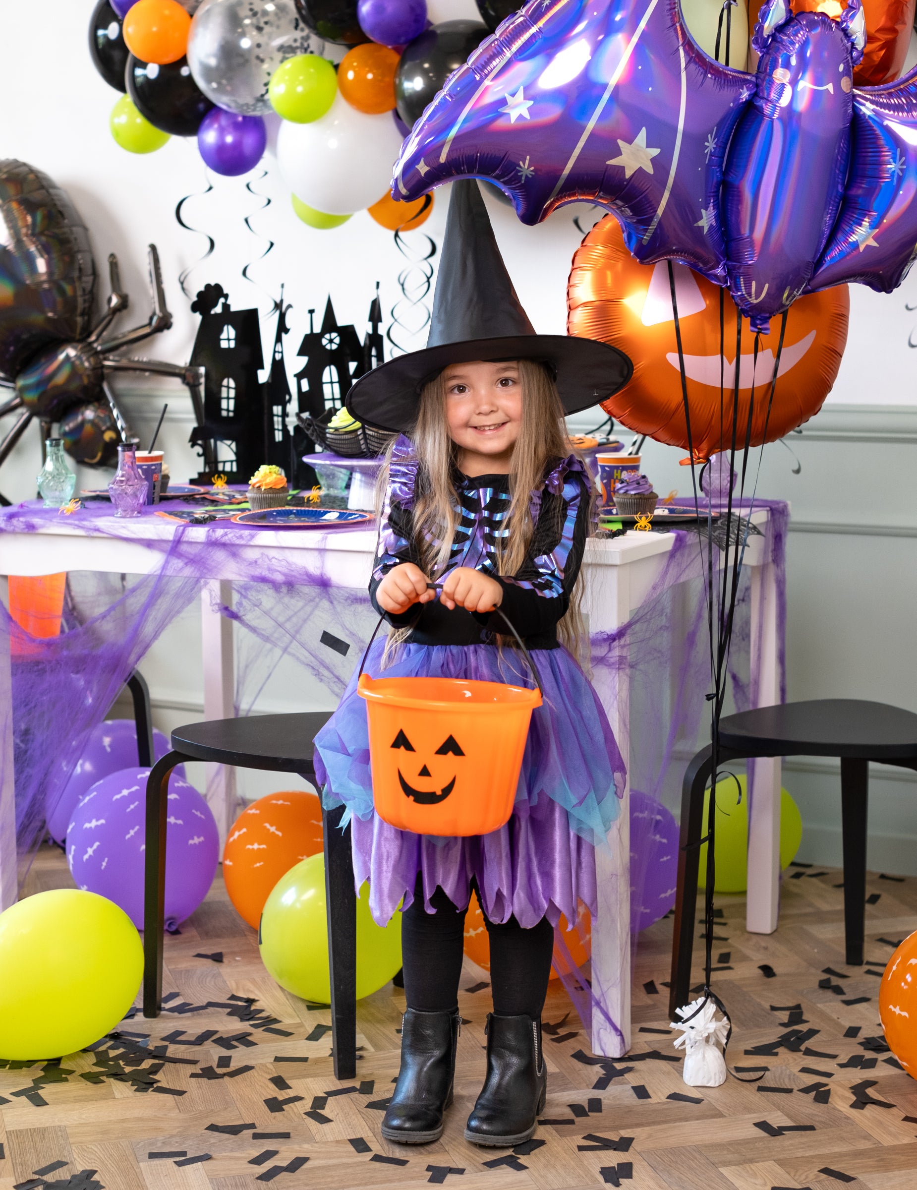 Mise en situation du seau citrouille pour Halloween tenu par une enfant déguisée