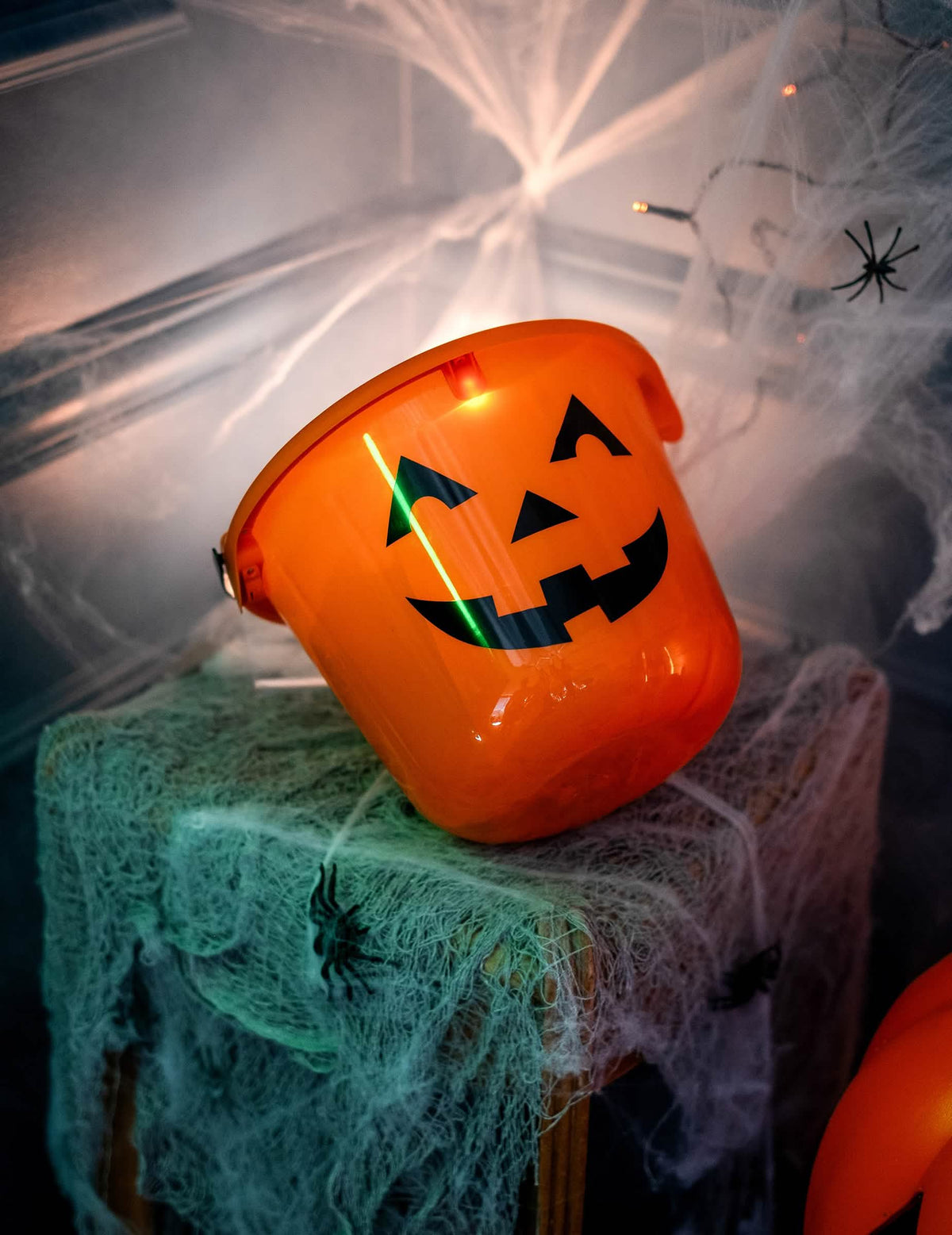 Cenário com decoração do balde de abóbora para halloween