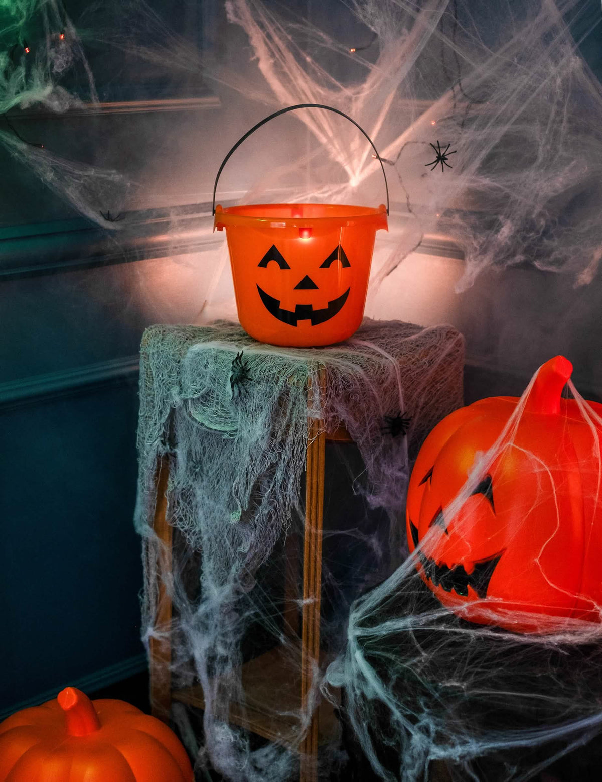 Detalhe do efeito luminoso LED do balde abóbora halloween