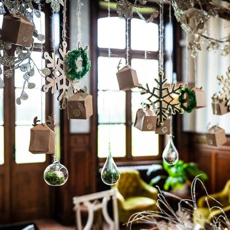 Mise en situation suspendue dans un décor intérieur du set calendrier de l'avent renne en kraft
