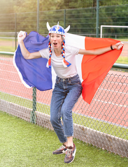 Mise en situation du chapeau viking et du drapeau du set décoration salle supporter France
