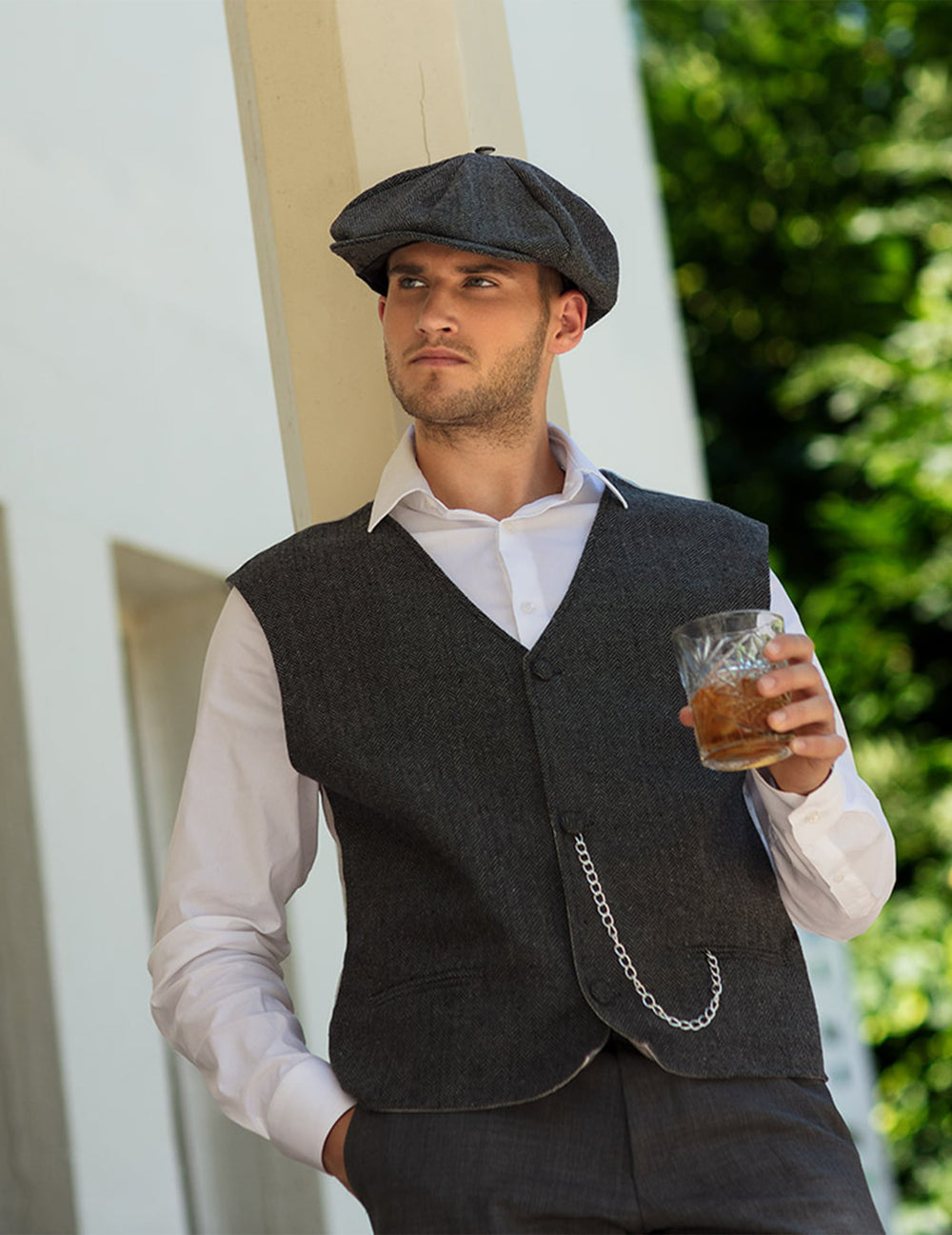Détail du gilet et de la casquette du set déguisement années 20 homme