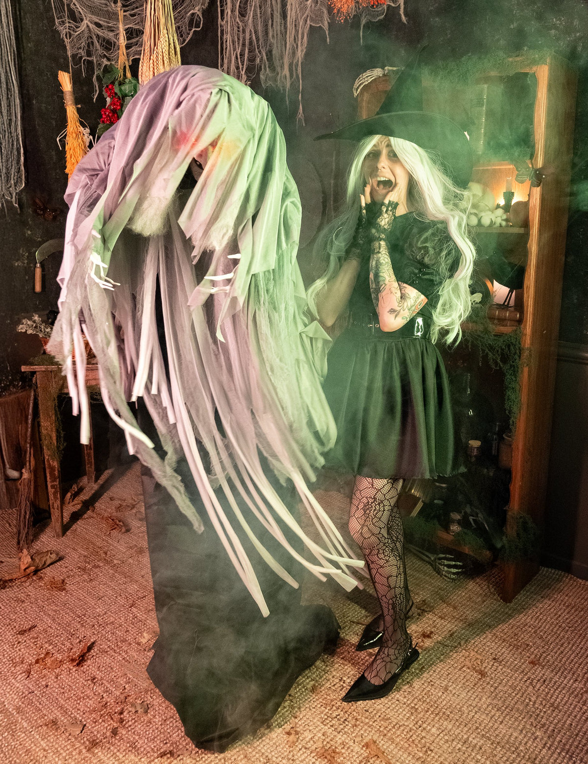 Mise en situation de la sorcière animée pour décoration d'Halloween