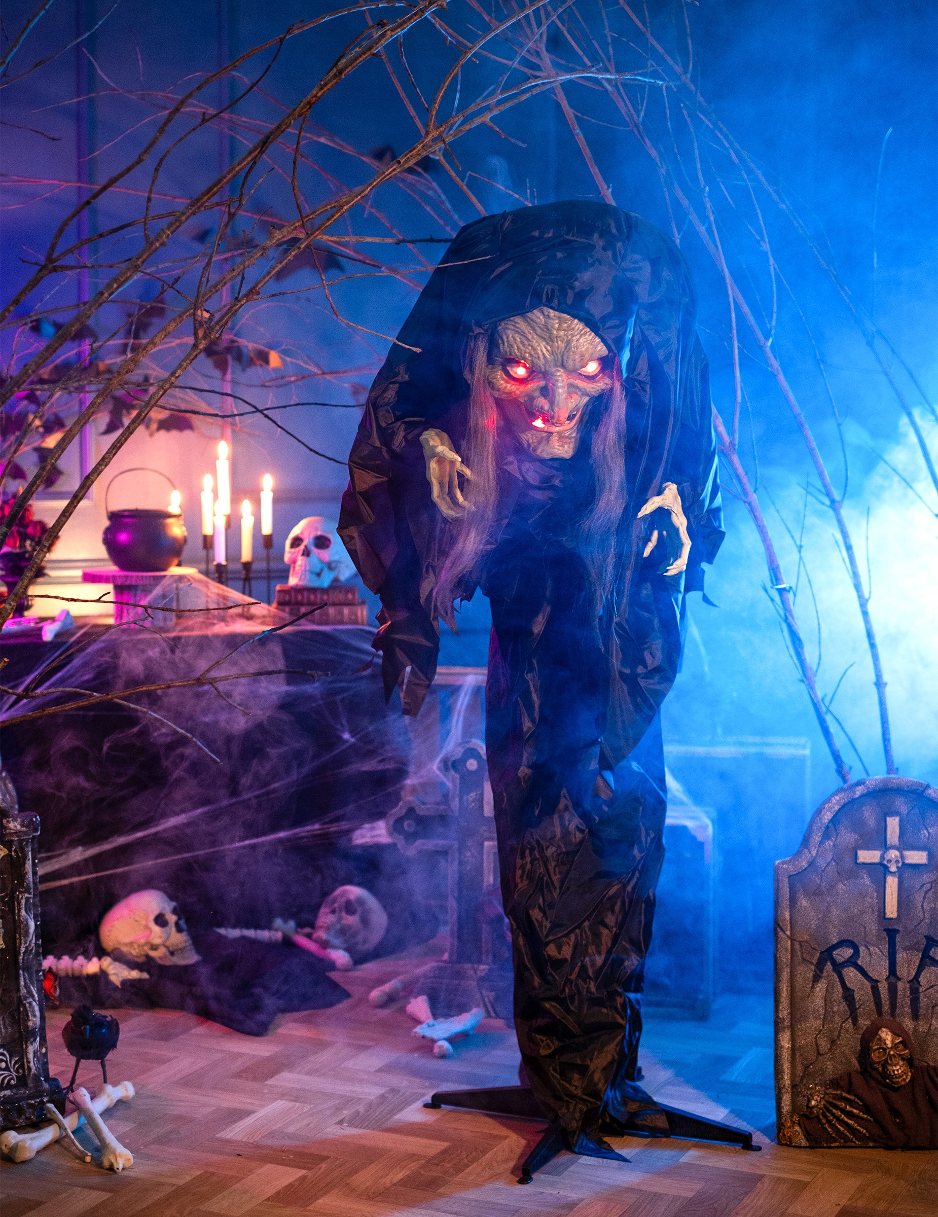 Mise en situation dans un décor d'Halloween de la décoration sorcière bossue