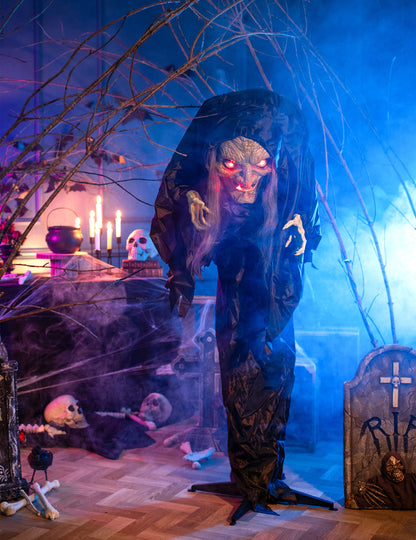 Mise en situation dans un décor d'Halloween de la décoration sorcière bossue