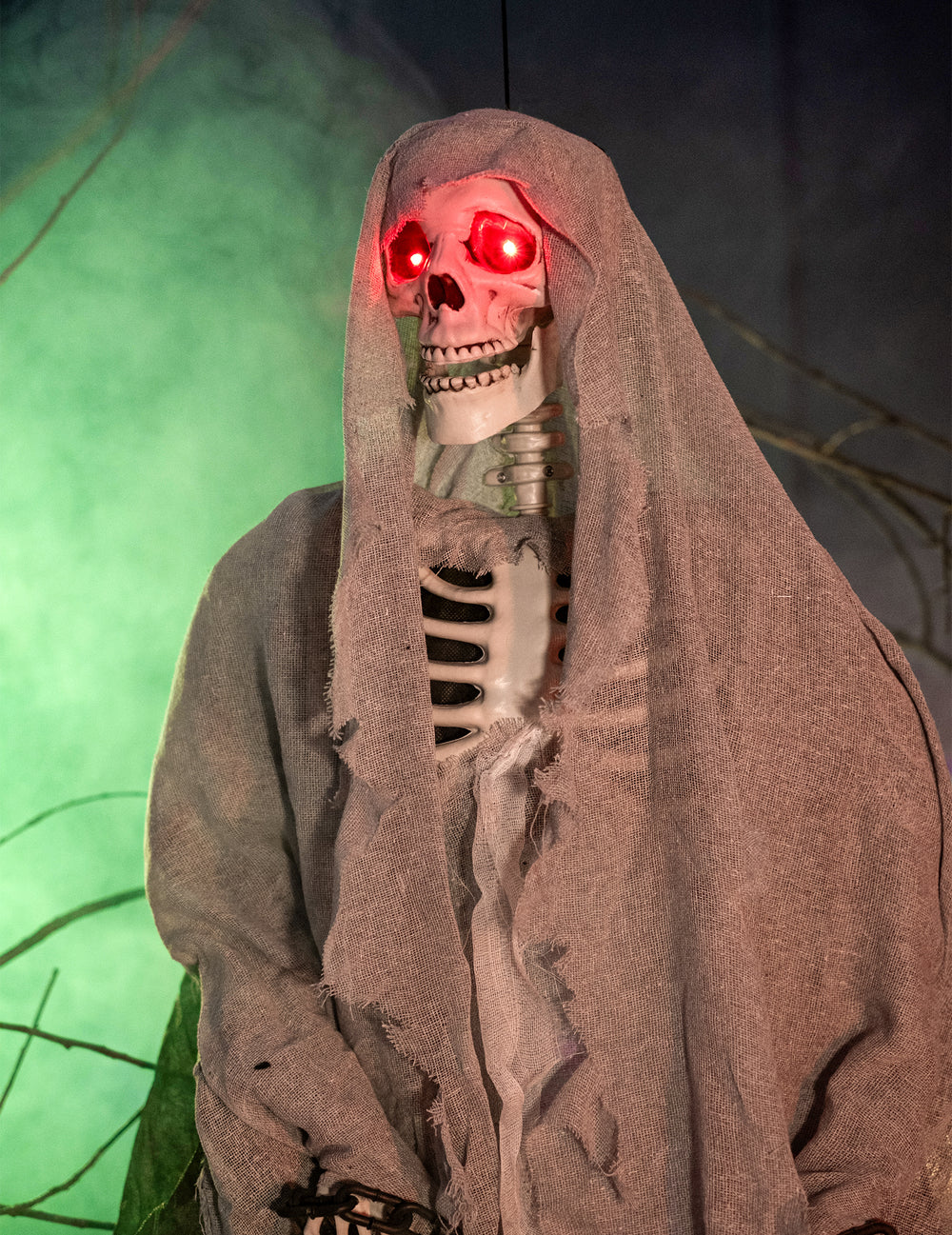 Gros plan sur les yeux rouges lumineux du squelette lumineux à suspendre Halloween