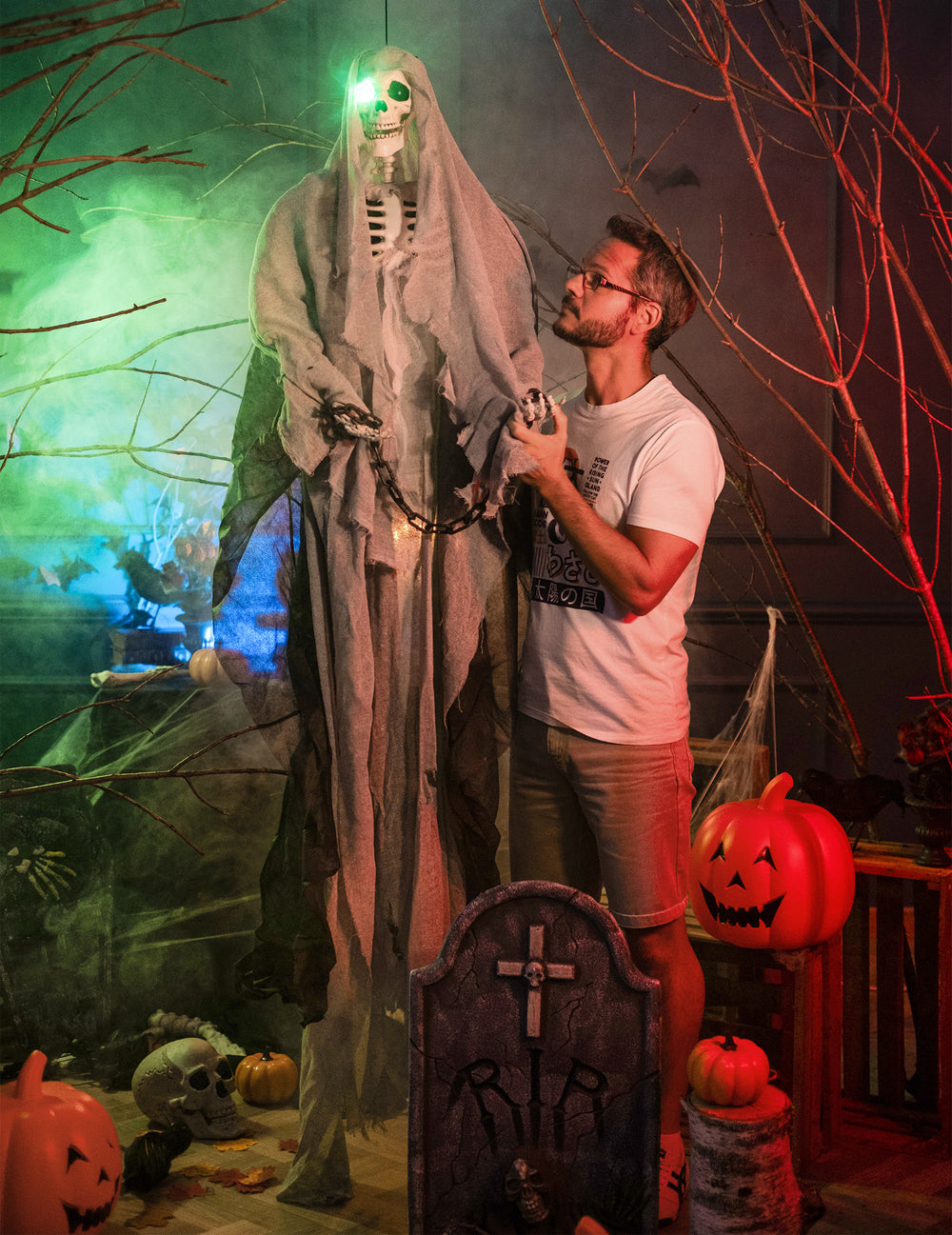 Squelette lumineux à suspendre Halloween gris avec œil vert